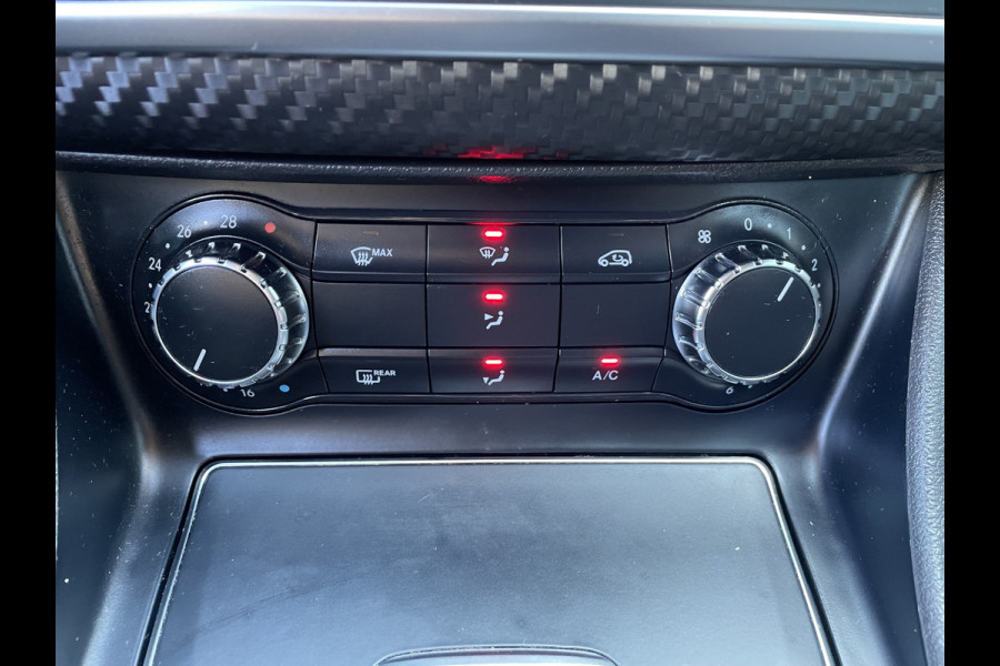 Mercedes-Benz A-Klasse 160 Ambition (Elektrisch Schuifdak - LED koplampen - AMG pakket - Navigatie - Parkeersensoren V+A - Airco - Sportstoelen)