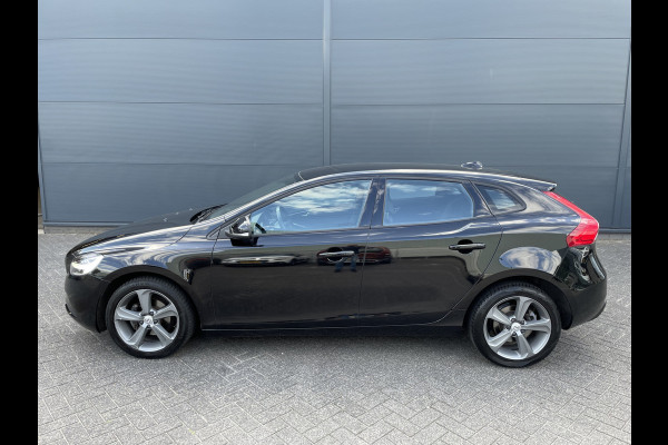 Volvo V40 2.0 D2 Luxury (Camera - LED - Stoelverwarming - Parkeersensoren V+A - Automatische Airco - Navigatie - 17"incl 4S)