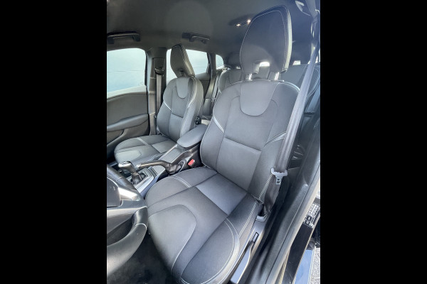 Volvo V40 2.0 D2 Luxury (Camera - LED - Stoelverwarming - Parkeersensoren V+A - Automatische Airco - Navigatie - 17"incl 4S)