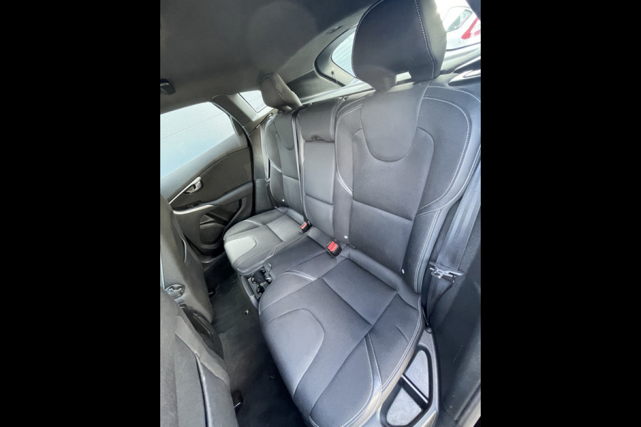 Volvo V40 2.0 D2 Luxury (Camera - LED - Stoelverwarming - Parkeersensoren V+A - Automatische Airco - Navigatie - 17"incl 4S)