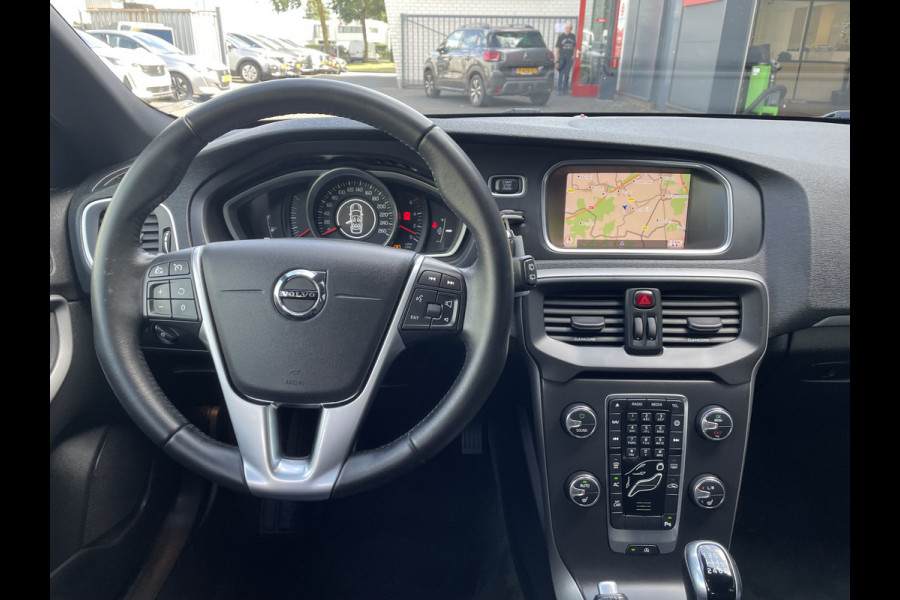 Volvo V40 2.0 D2 Luxury (Camera - LED - Stoelverwarming - Parkeersensoren V+A - Automatische Airco - Navigatie - 17"incl 4S)