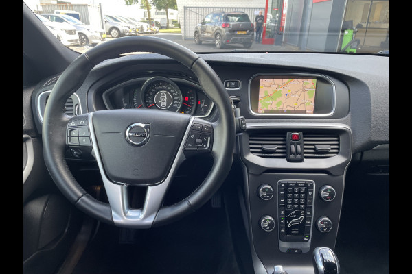 Volvo V40 2.0 D2 Luxury (Camera - LED - Stoelverwarming - Parkeersensoren V+A - Automatische Airco - Navigatie - 17"incl 4S)