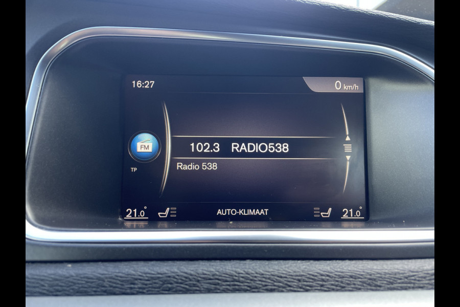 Volvo V40 2.0 D2 Luxury (Camera - LED - Stoelverwarming - Parkeersensoren V+A - Automatische Airco - Navigatie - 17"incl 4S)