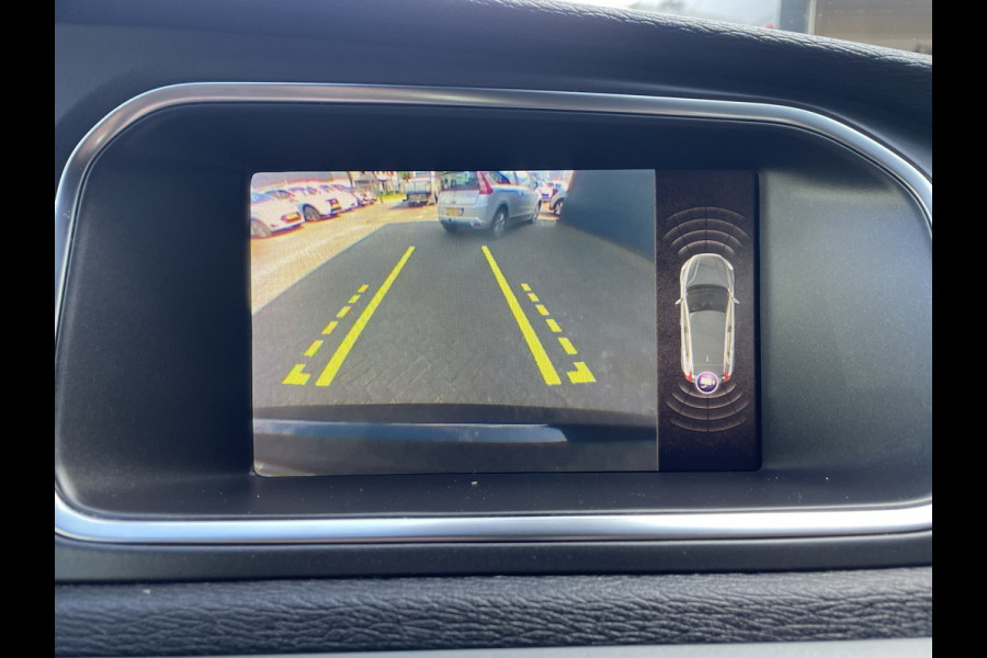 Volvo V40 2.0 D2 Luxury (Camera - LED - Stoelverwarming - Parkeersensoren V+A - Automatische Airco - Navigatie - 17"incl 4S)