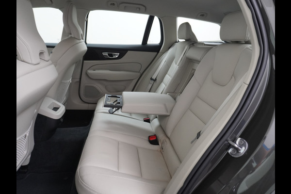 Volvo V60 2.0T AUT-7 Inscription Leer MHEV Apple Carplay Android Auto Harman&Kardon®-Hifi Camera Adap.Cruise Elek.Stoelen Stuur+Stoelverwa Lmv 18" Led Elek. Achterklep Regen-Lichtsensor Collision Avoidance Bluetooth Wifi 1e Eigenaar €50.755 Nieuwprijs Zeer compleet MHEV-Mild-Hybrid 1.800kg trekvermogen