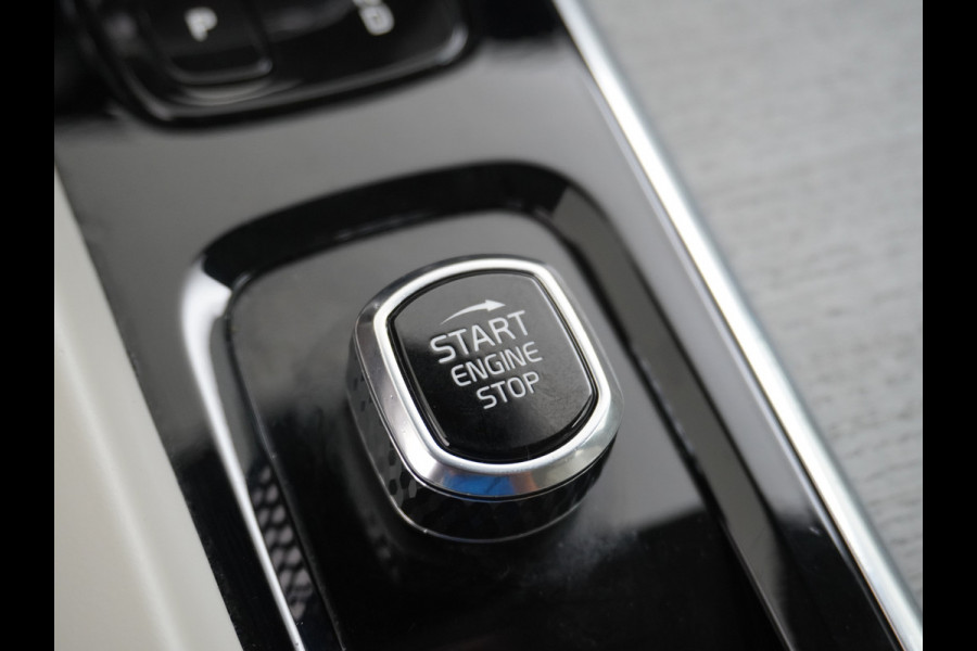 Volvo V60 2.0T AUT-7 Inscription Leer MHEV Apple Carplay Android Auto Harman&Kardon®-Hifi Camera Adap.Cruise Elek.Stoelen Stuur+Stoelverwa Lmv 18" Led Elek. Achterklep Regen-Lichtsensor Collision Avoidance Bluetooth Wifi 1e Eigenaar €50.755 Nieuwprijs Zeer compleet MHEV-Mild-Hybrid 1.800kg trekvermogen