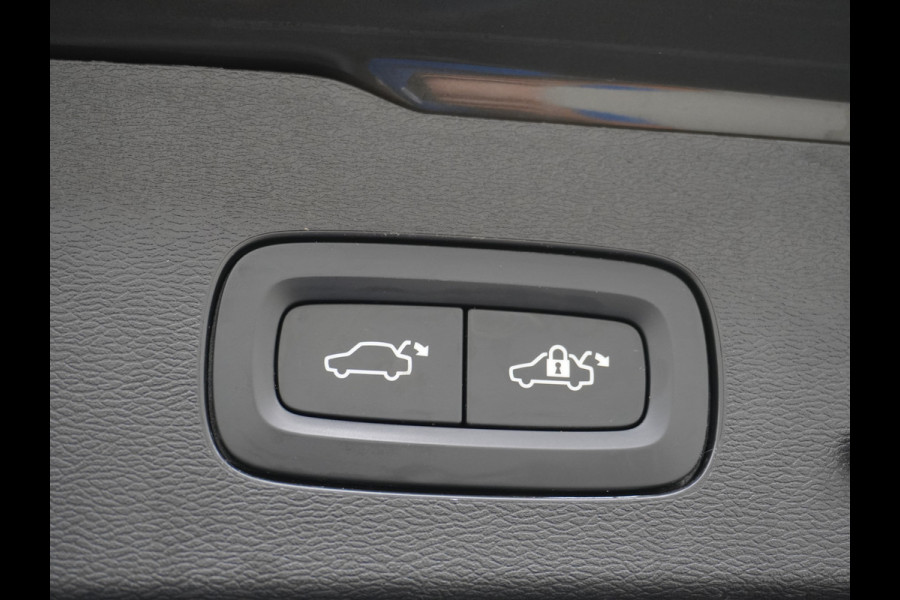 Volvo V60 2.0T AUT-7 Inscription Leer MHEV Apple Carplay Android Auto Harman&Kardon®-Hifi Camera Adap.Cruise Elek.Stoelen Stuur+Stoelverwa Lmv 18" Led Elek. Achterklep Regen-Lichtsensor Collision Avoidance Bluetooth Wifi 1e Eigenaar €50.755 Nieuwprijs Zeer compleet MHEV-Mild-Hybrid 1.800kg trekvermogen