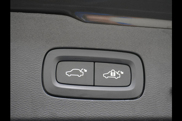 Volvo V60 2.0T AUT-7 Inscription Leer MHEV Apple Carplay Android Auto Harman&Kardon®-Hifi Camera Adap.Cruise Elek.Stoelen Stuur+Stoelverwa Lmv 18" Led Elek. Achterklep Regen-Lichtsensor Collision Avoidance Bluetooth Wifi 1e Eigenaar €50.755 Nieuwprijs Zeer compleet MHEV-Mild-Hybrid 1.800kg trekvermogen