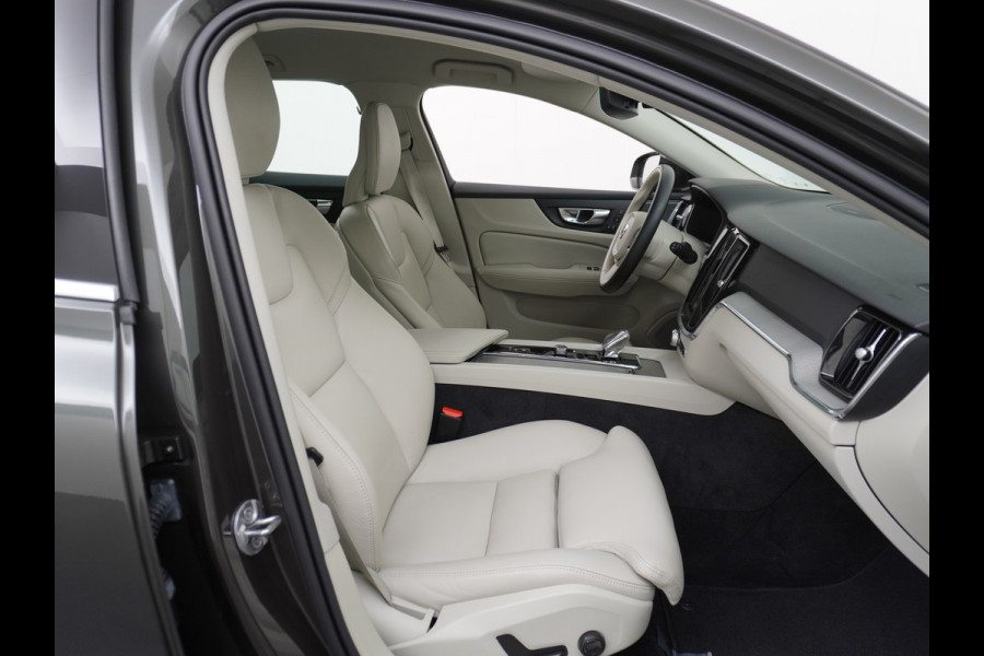 Volvo V60 2.0T AUT-7 Inscription Leer MHEV Apple Carplay Android Auto Harman&Kardon®-Hifi Camera Adap.Cruise Elek.Stoelen Stuur+Stoelverwa Lmv 18" Led Elek. Achterklep Regen-Lichtsensor Collision Avoidance Bluetooth Wifi 1e Eigenaar €50.755 Nieuwprijs Zeer compleet MHEV-Mild-Hybrid 1.800kg trekvermogen