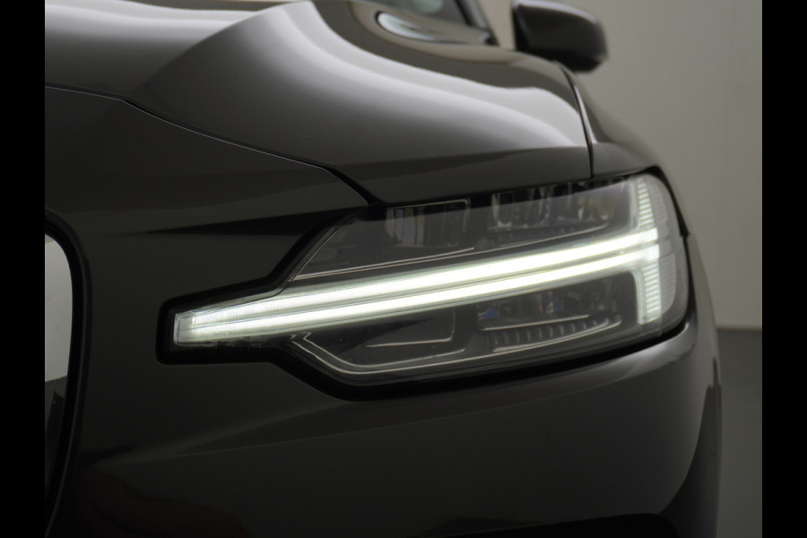 Volvo V60 2.0T AUT-7 Inscription Leer MHEV Apple Carplay Android Auto Harman&Kardon®-Hifi Camera Adap.Cruise Elek.Stoelen Stuur+Stoelverwa Lmv 18" Led Elek. Achterklep Regen-Lichtsensor Collision Avoidance Bluetooth Wifi 1e Eigenaar €50.755 Nieuwprijs Zeer compleet MHEV-Mild-Hybrid 1.800kg trekvermogen