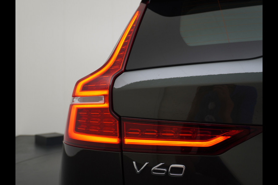 Volvo V60 2.0T AUT-7 Inscription Leer MHEV Apple Carplay Android Auto Harman&Kardon®-Hifi Camera Adap.Cruise Elek.Stoelen Stuur+Stoelverwa Lmv 18" Led Elek. Achterklep Regen-Lichtsensor Collision Avoidance Bluetooth Wifi 1e Eigenaar €50.755 Nieuwprijs Zeer compleet MHEV-Mild-Hybrid 1.800kg trekvermogen