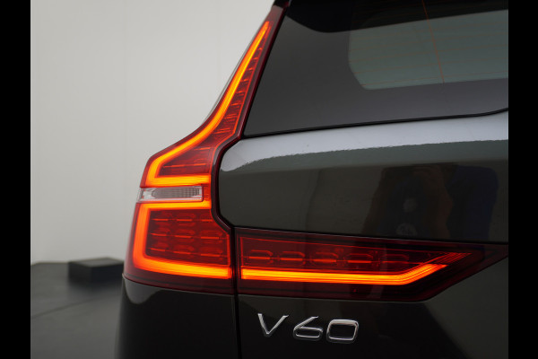 Volvo V60 2.0T AUT-7 Inscription Leer MHEV Apple Carplay Android Auto Harman&Kardon®-Hifi Camera Adap.Cruise Elek.Stoelen Stuur+Stoelverwa Lmv 18" Led Elek. Achterklep Regen-Lichtsensor Collision Avoidance Bluetooth Wifi 1e Eigenaar €50.755 Nieuwprijs Zeer compleet MHEV-Mild-Hybrid 1.800kg trekvermogen