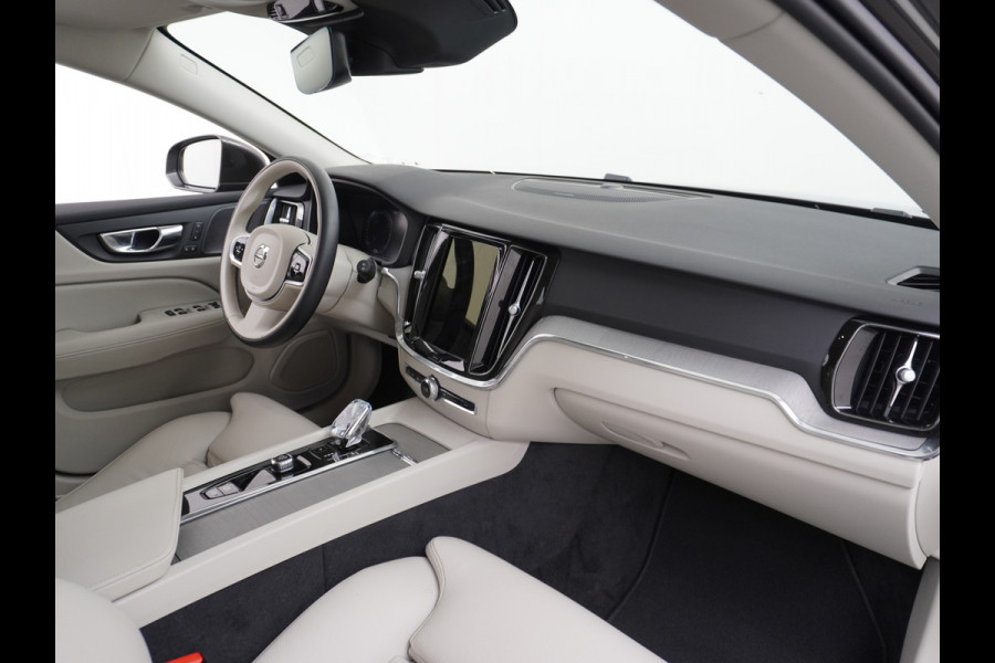 Volvo V60 2.0T AUT-7 Inscription Leer MHEV Apple Carplay Android Auto Harman&Kardon®-Hifi Camera Adap.Cruise Elek.Stoelen Stuur+Stoelverwa Lmv 18" Led Elek. Achterklep Regen-Lichtsensor Collision Avoidance Bluetooth Wifi 1e Eigenaar €50.755 Nieuwprijs Zeer compleet MHEV-Mild-Hybrid 1.800kg trekvermogen