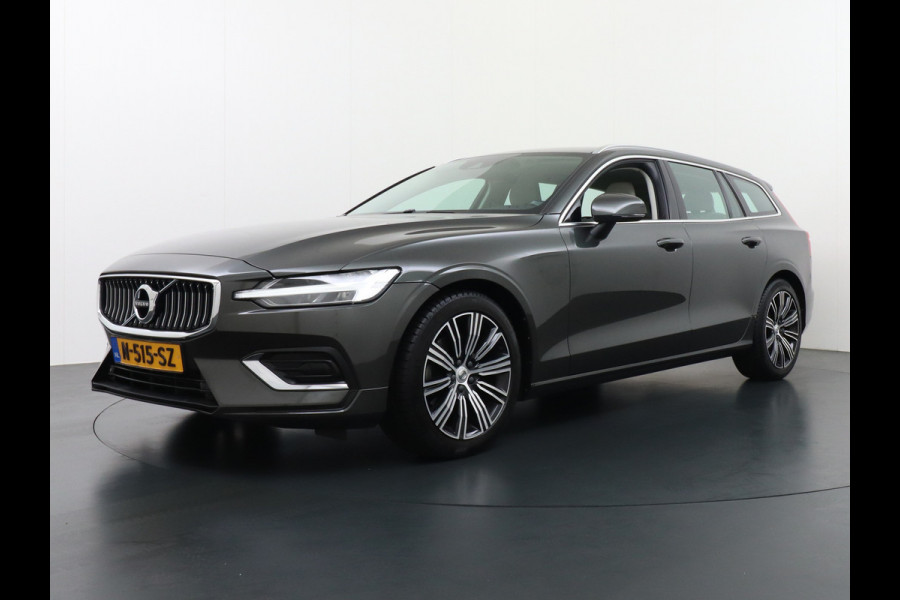 Volvo V60 2.0T AUT-7 Inscription Leer MHEV Apple Carplay Android Auto Harman&Kardon®-Hifi Camera Adap.Cruise Elek.Stoelen Stuur+Stoelverwa Lmv 18" Led Elek. Achterklep Regen-Lichtsensor Collision Avoidance Bluetooth Wifi 1e Eigenaar €50.755 Nieuwprijs Zeer compleet MHEV-Mild-Hybrid 1.800kg trekvermogen
