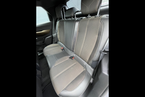 DS Ds 3 Crossback 100pk Business (Naviatie - Automatische Airco - 17" incl 4S - Apple Carplay - Parkeersensoren)