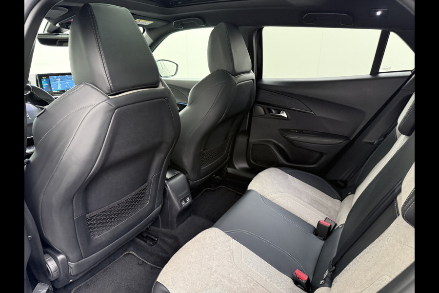 Peugeot e-2008 EV GT Pack 50kWh SOH 90% Pano-Dak+Schuifdak Apple Carplay Android Auto Navi Ecc Adap.Cruise 360°Camera Stoelverwarming Blindspot Privacy Glas Lmv 18" Lane Assist Keyless Bluetooth Pack Safety Plus 1e Eigenaar 100% Dealeronderhouden Origineel Nederlandse Auto