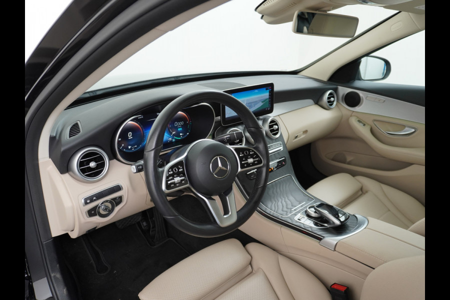 Mercedes-Benz C-Klasse Estate 300e AUT-9 320pk Leder PHEV Hybrid Virtual Cockpit Apple Carplay Android Auto Adaptive-Cruise Lane-Assist High Performanc Keyless Dual-Ecc Distronic+ Rijassistentiepakket Park-Assist Verkeersbord-Herkenning Origineel Nederlandse Auto Nieuwprijs €59.000 320PK 700Nm Koppel