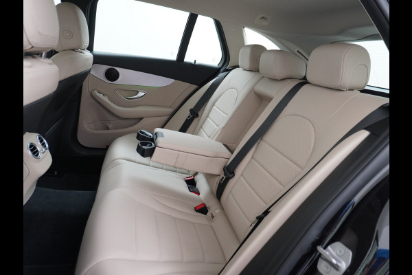 Mercedes-Benz C-Klasse Estate 300e AUT-9 320pk Leder PHEV Hybrid Virtual Cockpit Apple Carplay Android Auto Adaptive-Cruise Lane-Assist High Performanc Keyless Dual-Ecc Distronic+ Rijassistentiepakket Park-Assist Verkeersbord-Herkenning Origineel Nederlandse Auto Nieuwprijs €59.000 320PK 700Nm Koppel