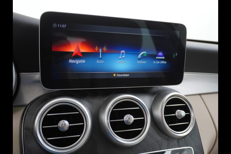 Mercedes-Benz C-Klasse Estate 300e AUT-9 320pk Leder PHEV Hybrid Virtual Cockpit Apple Carplay Android Auto Adaptive-Cruise Lane-Assist High Performanc Keyless Dual-Ecc Distronic+ Rijassistentiepakket Park-Assist Verkeersbord-Herkenning Origineel Nederlandse Auto Nieuwprijs €59.000 320PK 700Nm Koppel