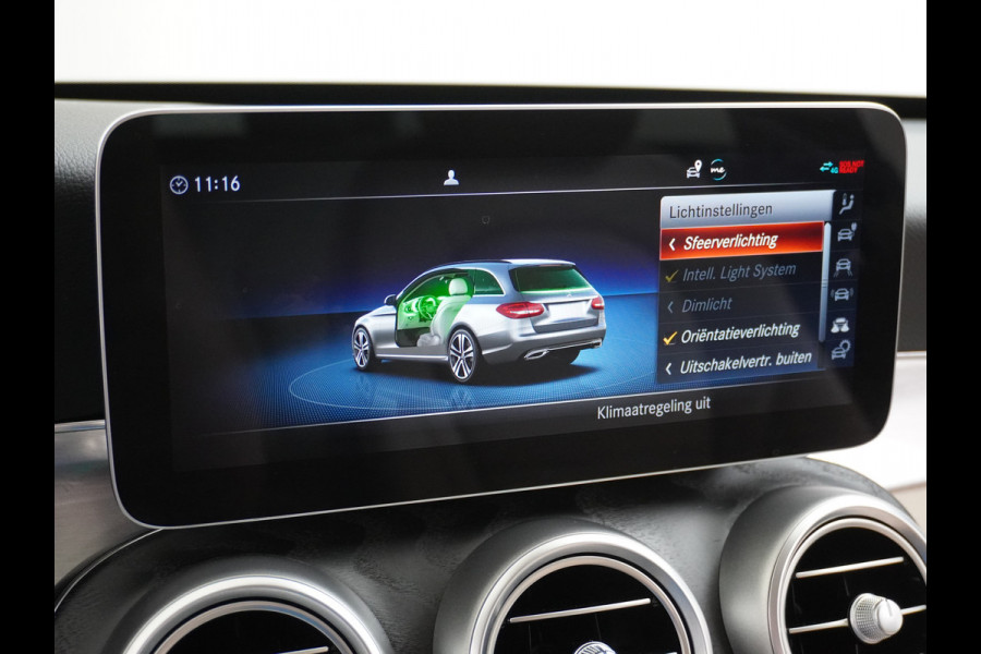 Mercedes-Benz C-Klasse Estate 300e AUT-9 320pk Leder PHEV Hybrid Virtual Cockpit Apple Carplay Android Auto Adaptive-Cruise Lane-Assist High Performanc Keyless Dual-Ecc Distronic+ Rijassistentiepakket Park-Assist Verkeersbord-Herkenning Origineel Nederlandse Auto Nieuwprijs €59.000 320PK 700Nm Koppel