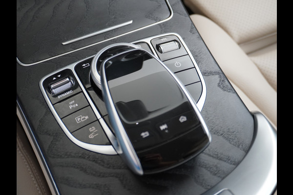 Mercedes-Benz C-Klasse Estate 300e AUT-9 320pk Leder PHEV Hybrid Virtual Cockpit Apple Carplay Android Auto Adaptive-Cruise Lane-Assist High Performanc Keyless Dual-Ecc Distronic+ Rijassistentiepakket Park-Assist Verkeersbord-Herkenning Origineel Nederlandse Auto Nieuwprijs €59.000 320PK 700Nm Koppel