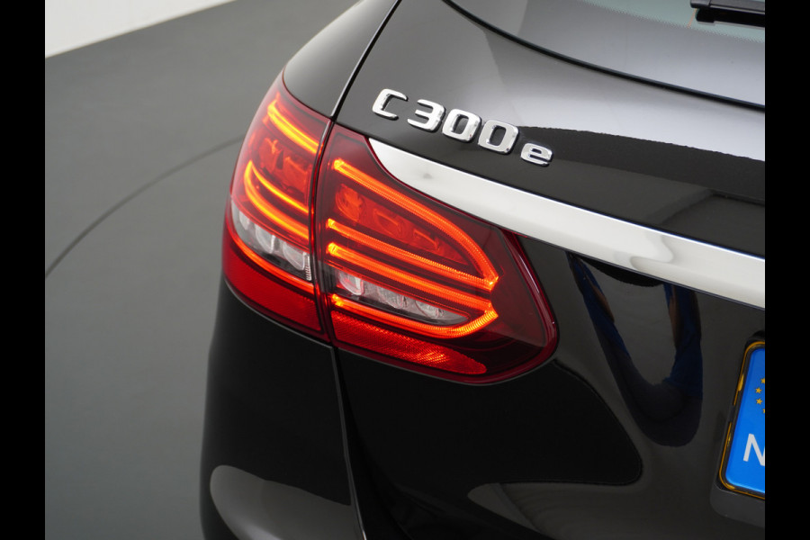 Mercedes-Benz C-Klasse Estate 300e AUT-9 320pk Leder PHEV Hybrid Virtual Cockpit Apple Carplay Android Auto Adaptive-Cruise Lane-Assist High Performanc Keyless Dual-Ecc Distronic+ Rijassistentiepakket Park-Assist Verkeersbord-Herkenning Origineel Nederlandse Auto Nieuwprijs €59.000 320PK 700Nm Koppel
