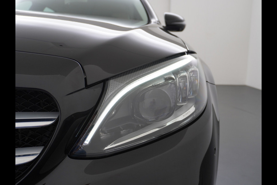 Mercedes-Benz C-Klasse Estate 300e AUT-9 320pk Leder PHEV Hybrid Virtual Cockpit Apple Carplay Android Auto Adaptive-Cruise Lane-Assist High Performanc Keyless Dual-Ecc Distronic+ Rijassistentiepakket Park-Assist Verkeersbord-Herkenning Origineel Nederlandse Auto Nieuwprijs €59.000 320PK 700Nm Koppel