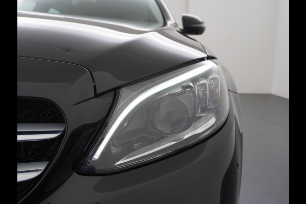 Mercedes-Benz C-Klasse Estate 300e AUT-9 320pk Leder PHEV Hybrid Virtual Cockpit Apple Carplay Android Auto Adaptive-Cruise Lane-Assist High Performanc Keyless Dual-Ecc Distronic+ Rijassistentiepakket Park-Assist Verkeersbord-Herkenning Origineel Nederlandse Auto Nieuwprijs €59.000 320PK 700Nm Koppel