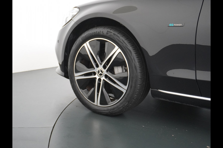 Mercedes-Benz C-Klasse Estate 300e AUT-9 320pk Leder PHEV Hybrid Virtual Cockpit Apple Carplay Android Auto Adaptive-Cruise Lane-Assist High Performanc Keyless Dual-Ecc Distronic+ Rijassistentiepakket Park-Assist Verkeersbord-Herkenning Origineel Nederlandse Auto Nieuwprijs €59.000 320PK 700Nm Koppel