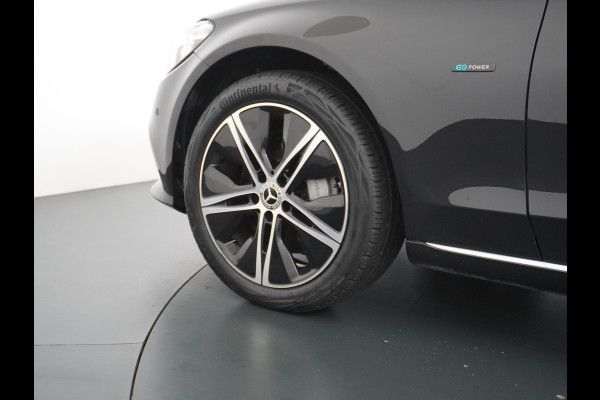Mercedes-Benz C-Klasse Estate 300e AUT-9 320pk Leder PHEV Hybrid Virtual Cockpit Apple Carplay Android Auto Adaptive-Cruise Lane-Assist High Performanc Keyless Dual-Ecc Distronic+ Rijassistentiepakket Park-Assist Verkeersbord-Herkenning Origineel Nederlandse Auto Nieuwprijs €59.000 320PK 700Nm Koppel