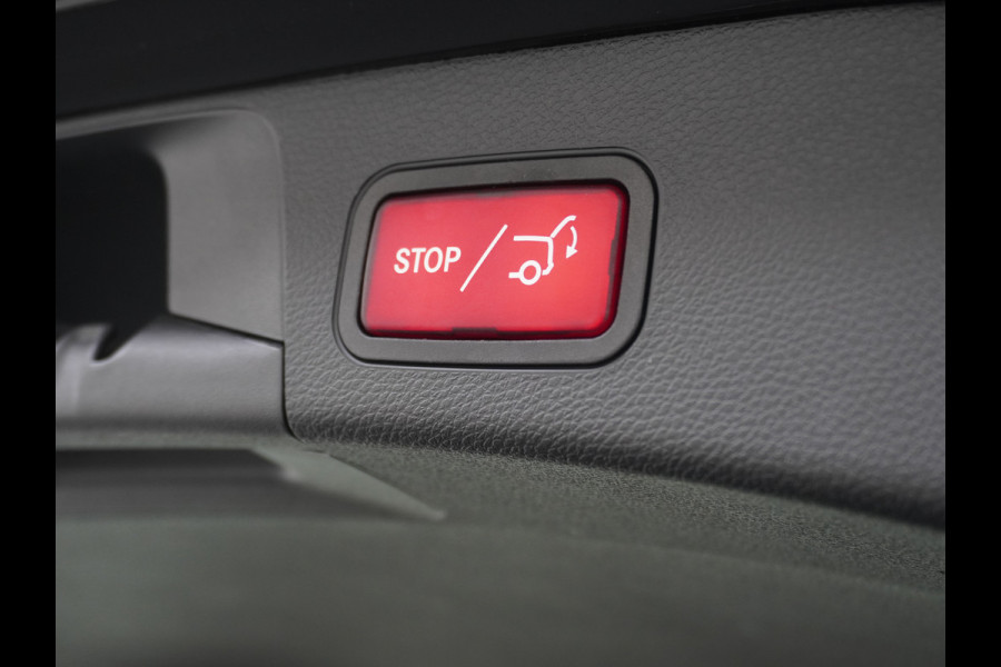 Mercedes-Benz C-Klasse Estate 300e AUT-9 320pk Leder PHEV Hybrid Virtual Cockpit Apple Carplay Android Auto Adaptive-Cruise Lane-Assist High Performanc Keyless Dual-Ecc Distronic+ Rijassistentiepakket Park-Assist Verkeersbord-Herkenning Origineel Nederlandse Auto Nieuwprijs €59.000 320PK 700Nm Koppel