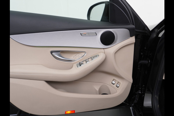 Mercedes-Benz C-Klasse Estate 300e AUT-9 320pk Leder PHEV Hybrid Virtual Cockpit Apple Carplay Android Auto Adaptive-Cruise Lane-Assist High Performanc Keyless Dual-Ecc Distronic+ Rijassistentiepakket Park-Assist Verkeersbord-Herkenning Origineel Nederlandse Auto Nieuwprijs €59.000 320PK 700Nm Koppel