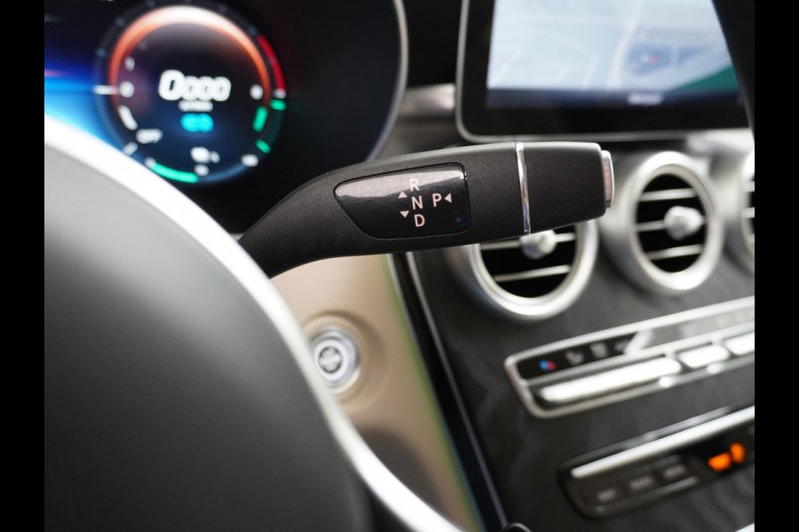 Mercedes-Benz C-Klasse Estate 300e AUT-9 320pk Leder PHEV Hybrid Virtual Cockpit Apple Carplay Android Auto Adaptive-Cruise Lane-Assist High Performanc Keyless Dual-Ecc Distronic+ Rijassistentiepakket Park-Assist Verkeersbord-Herkenning Origineel Nederlandse Auto Nieuwprijs €59.000 320PK 700Nm Koppel
