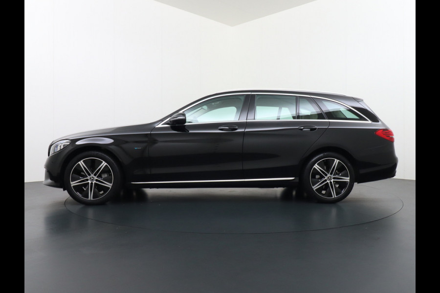 Mercedes-Benz C-Klasse Estate 300e AUT-9 320pk Leder PHEV Hybrid Virtual Cockpit Apple Carplay Android Auto Adaptive-Cruise Lane-Assist High Performanc Keyless Dual-Ecc Distronic+ Rijassistentiepakket Park-Assist Verkeersbord-Herkenning Origineel Nederlandse Auto Nieuwprijs €59.000 320PK 700Nm Koppel