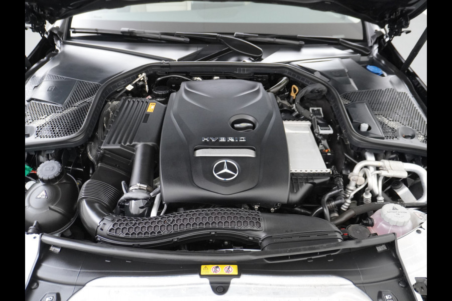 Mercedes-Benz C-Klasse Estate 300e AUT-9 320pk Leder PHEV Hybrid Virtual Cockpit Apple Carplay Android Auto Adaptive-Cruise Lane-Assist High Performanc Keyless Dual-Ecc Distronic+ Rijassistentiepakket Park-Assist Verkeersbord-Herkenning Origineel Nederlandse Auto Nieuwprijs €59.000 320PK 700Nm Koppel