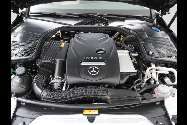Mercedes-Benz C-Klasse Estate 300e AUT-9 320pk Leder PHEV Hybrid Virtual Cockpit Apple Carplay Android Auto Adaptive-Cruise Lane-Assist High Performanc Keyless Dual-Ecc Distronic+ Rijassistentiepakket Park-Assist Verkeersbord-Herkenning Origineel Nederlandse Auto Nieuwprijs €59.000 320PK 700Nm Koppel