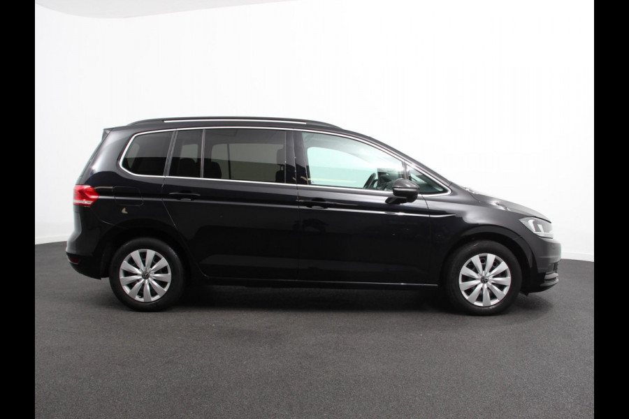 Volkswagen Touran 1.5 TSI 150pk DSG Comfortline Plus 7p | Navigatie | Apple Carplay/Android Auto | Wegklapbare trekhaak | Parkeersensoren | Adaptive Cruise Control | Stoelverwarming | Getinte ramen | Climate Control
