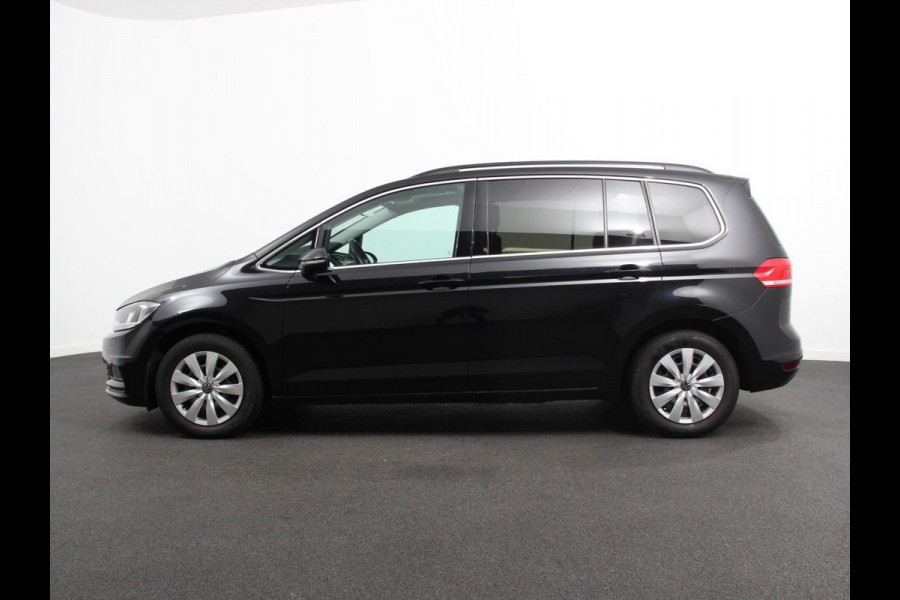 Volkswagen Touran 1.5 TSI 150pk DSG Comfortline Plus 7p | Navigatie | Apple Carplay/Android Auto | Wegklapbare trekhaak | Parkeersensoren | Adaptive Cruise Control | Stoelverwarming | Getinte ramen | Climate Control