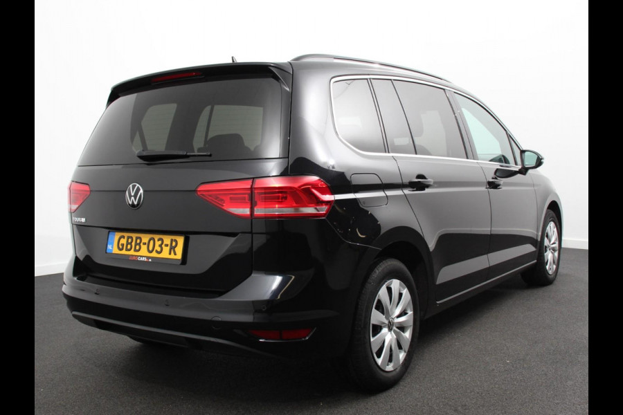 Volkswagen Touran 1.5 TSI 150pk DSG Comfortline Plus 7p | Navigatie | Apple Carplay/Android Auto | Wegklapbare trekhaak | Parkeersensoren | Adaptive Cruise Control | Stoelverwarming | Getinte ramen | Climate Control