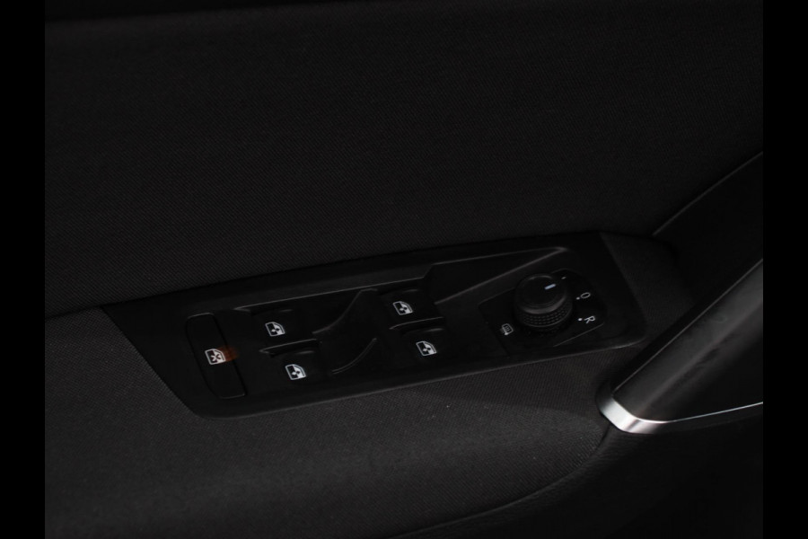 Volkswagen Touran 1.5 TSI 150pk DSG Comfortline Plus 7p | Navigatie | Apple Carplay/Android Auto | Wegklapbare trekhaak | Parkeersensoren | Adaptive Cruise Control | Stoelverwarming | Getinte ramen | Climate Control