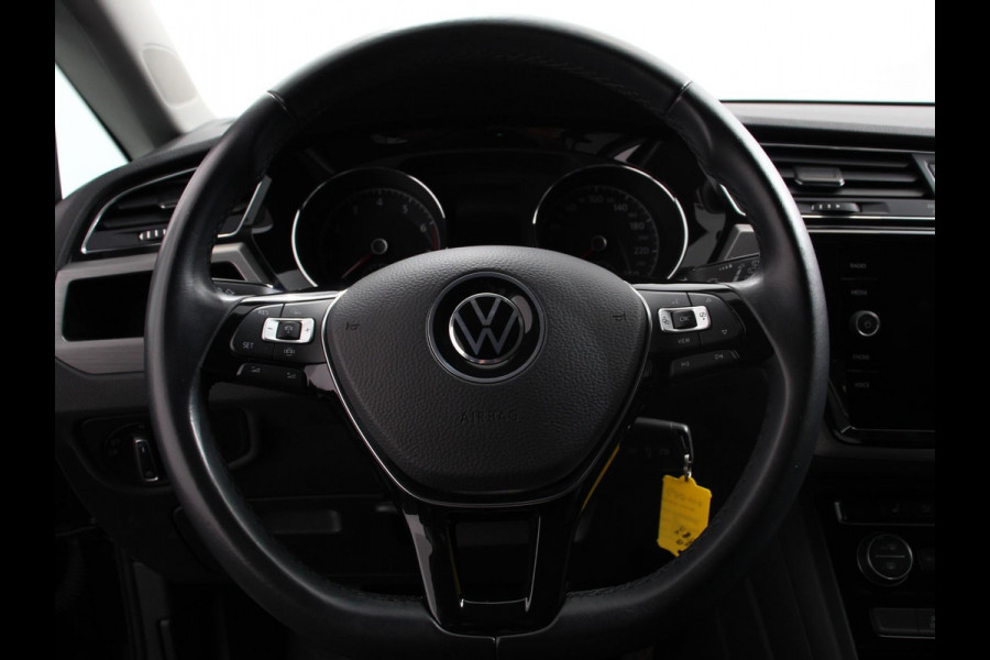 Volkswagen Touran 1.5 TSI 150pk DSG Comfortline Plus 7p | Navigatie | Apple Carplay/Android Auto | Wegklapbare trekhaak | Parkeersensoren | Adaptive Cruise Control | Stoelverwarming | Getinte ramen | Climate Control