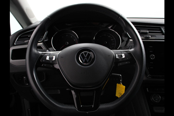 Volkswagen Touran 1.5 TSI 150pk DSG Comfortline Plus 7p | Navigatie | Apple Carplay/Android Auto | Wegklapbare trekhaak | Parkeersensoren | Adaptive Cruise Control | Stoelverwarming | Getinte ramen | Climate Control