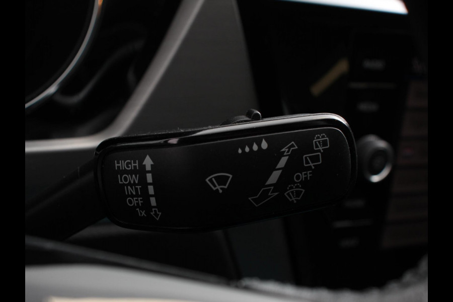 Volkswagen Touran 1.5 TSI 150pk DSG Comfortline Plus 7p | Navigatie | Apple Carplay/Android Auto | Wegklapbare trekhaak | Parkeersensoren | Adaptive Cruise Control | Stoelverwarming | Getinte ramen | Climate Control