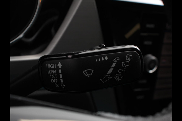 Volkswagen Touran 1.5 TSI 150pk DSG Comfortline Plus 7p | Navigatie | Apple Carplay/Android Auto | Wegklapbare trekhaak | Parkeersensoren | Adaptive Cruise Control | Stoelverwarming | Getinte ramen | Climate Control