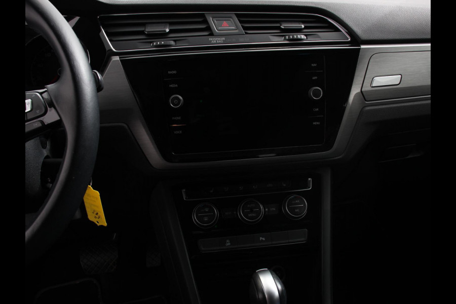 Volkswagen Touran 1.5 TSI 150pk DSG Comfortline Plus 7p | Navigatie | Apple Carplay/Android Auto | Wegklapbare trekhaak | Parkeersensoren | Adaptive Cruise Control | Stoelverwarming | Getinte ramen | Climate Control