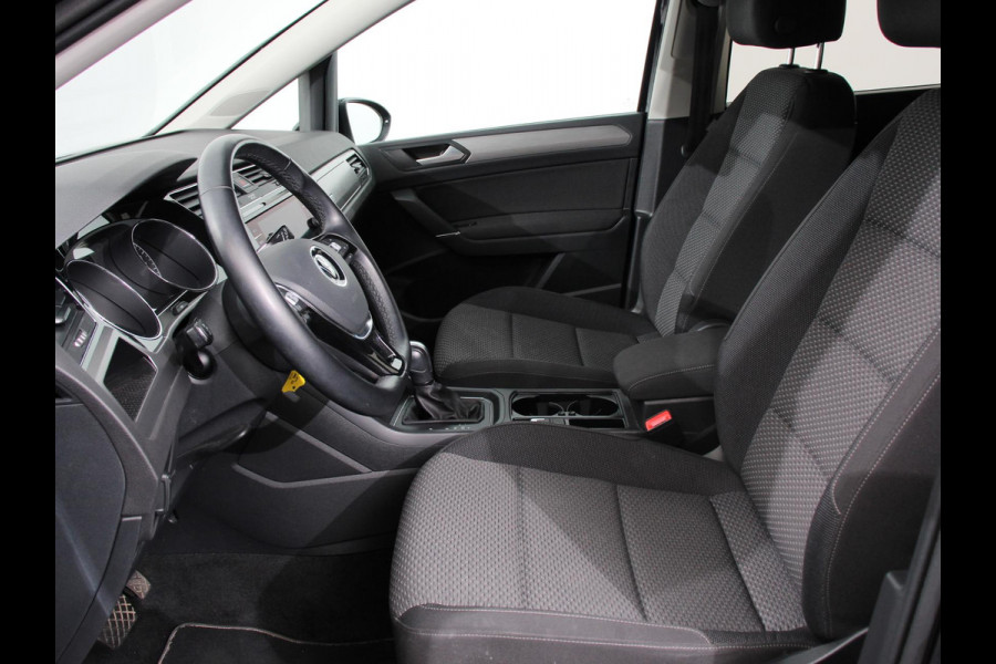 Volkswagen Touran 1.5 TSI 150pk DSG Comfortline Plus 7p | Navigatie | Apple Carplay/Android Auto | Wegklapbare trekhaak | Parkeersensoren | Adaptive Cruise Control | Stoelverwarming | Getinte ramen | Climate Control