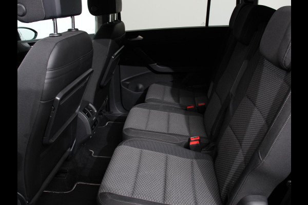 Volkswagen Touran 1.5 TSI 150pk DSG Comfortline Plus 7p | Navigatie | Apple Carplay/Android Auto | Wegklapbare trekhaak | Parkeersensoren | Adaptive Cruise Control | Stoelverwarming | Getinte ramen | Climate Control