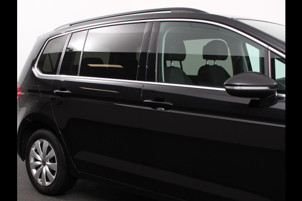 Volkswagen Touran 1.5 TSI 150pk DSG Comfortline Plus 7p | Navigatie | Apple Carplay/Android Auto | Wegklapbare trekhaak | Parkeersensoren | Adaptive Cruise Control | Stoelverwarming | Getinte ramen | Climate Control