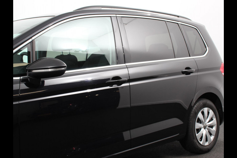 Volkswagen Touran 1.5 TSI 150pk DSG Comfortline Plus 7p | Navigatie | Apple Carplay/Android Auto | Wegklapbare trekhaak | Parkeersensoren | Adaptive Cruise Control | Stoelverwarming | Getinte ramen | Climate Control