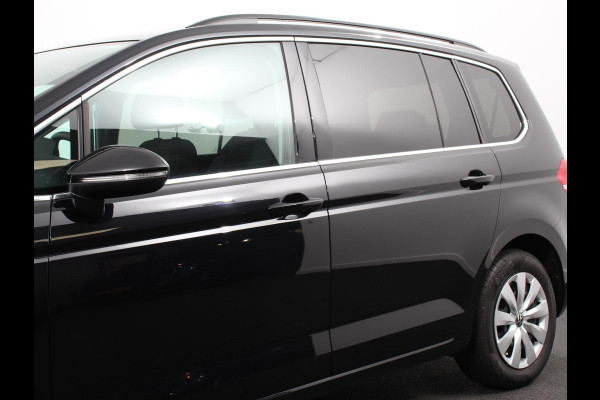 Volkswagen Touran 1.5 TSI 150pk DSG Comfortline Plus 7p | Navigatie | Apple Carplay/Android Auto | Wegklapbare trekhaak | Parkeersensoren | Adaptive Cruise Control | Stoelverwarming | Getinte ramen | Climate Control